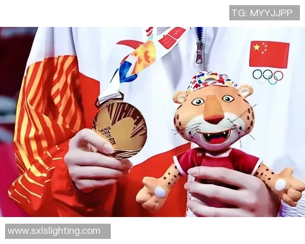 我在绿茵场上闪耀光芒成为最强足球明星的奋斗历程与荣耀时刻